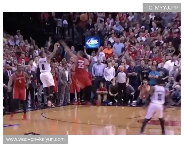 NBA球星空中漂移三分命中，全场震撼